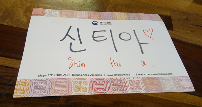 Visitors to the event had a chance to write in Hangeul, the Korean alphabet. (Cintia Mancilla) 